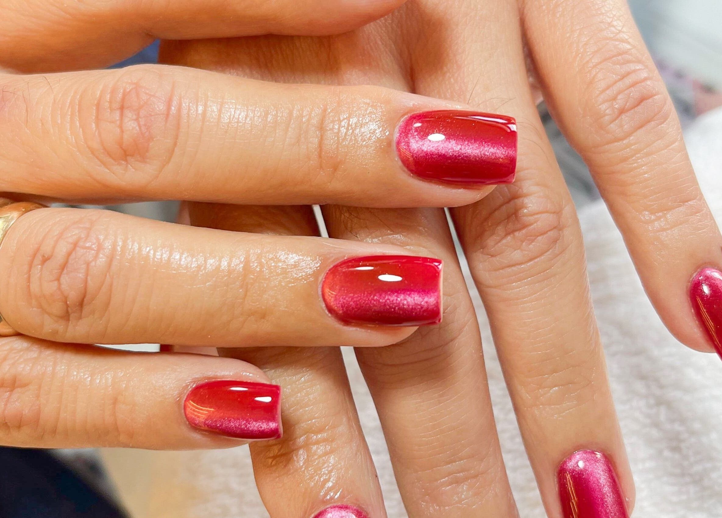 Manicura roja elegante en Perfect Nails Salón, Lima, Provincia De Lima, PE.