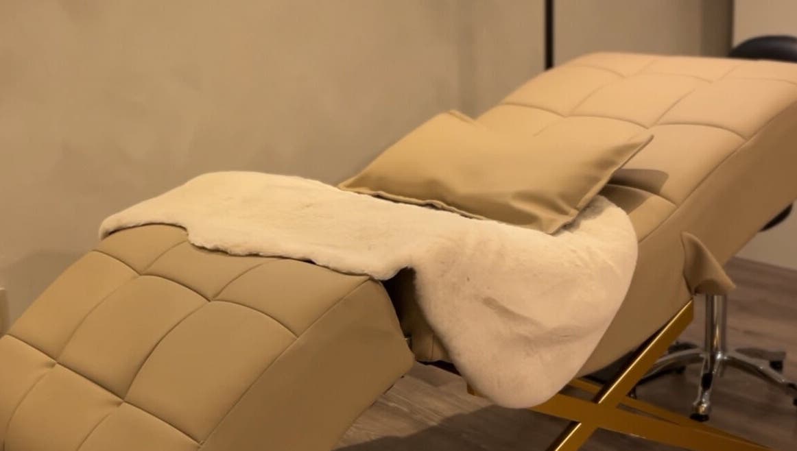 Comfortable massage bed at Belle & Radieuse, Laval, Québec, CA, showcasing a luxurious spa experience.