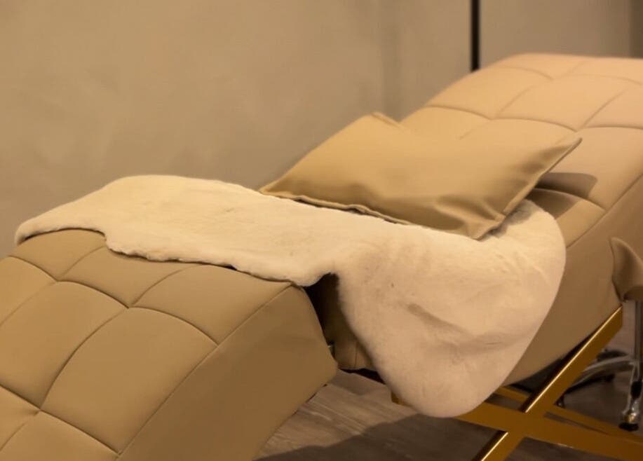 Comfortable massage bed at Belle & Radieuse, Laval, Québec, CA, showcasing a luxurious spa experience.