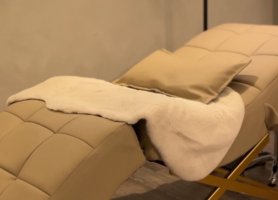 Comfortable massage bed at Belle & Radieuse, Laval, Québec, CA, showcasing a luxurious spa experience.