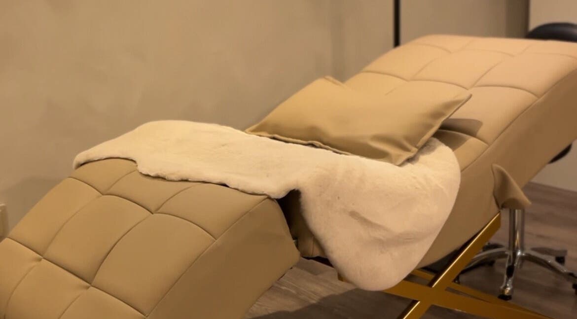 Comfortable massage bed at Belle & Radieuse, Laval, Québec, CA, showcasing a luxurious spa experience.