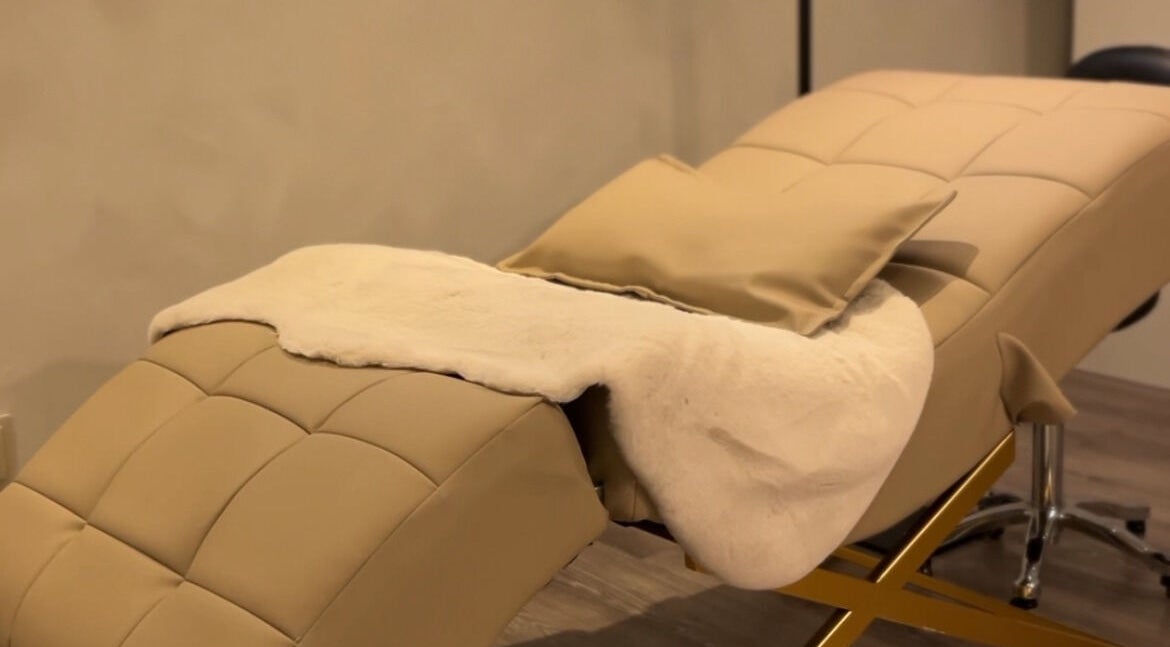 Comfortable massage bed at Belle & Radieuse, Laval, Québec, CA, showcasing a luxurious spa experience.