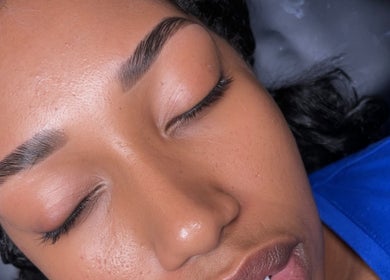 Close-up of perfectly shaped eyebrows at Belle & Radieuse, Laval, Québec, CA.