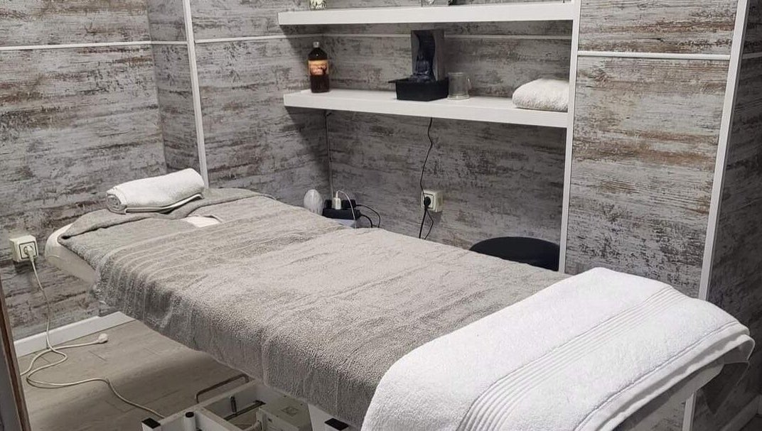 Sala de tratamiento en The Salon Benalmadena, Benalmádena, Andalucía, ES, con decoración rústica y cama acogedora.