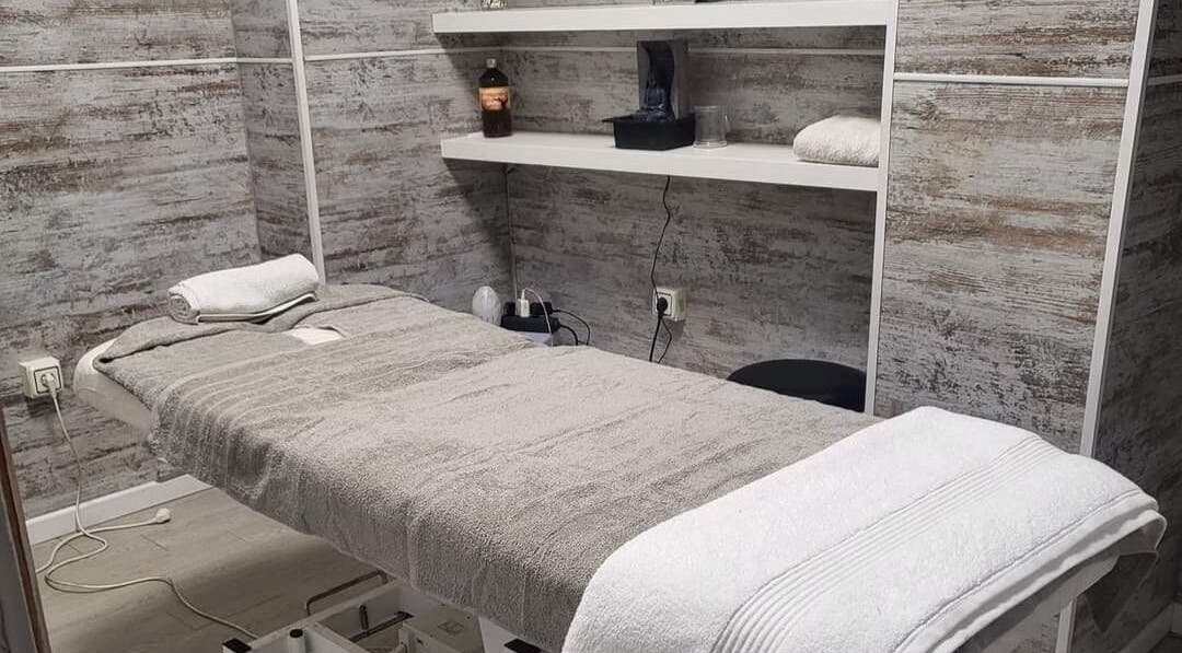 Sala de tratamiento en The Salon Benalmadena, Benalmádena, Andalucía, ES, con decoración rústica y cama acogedora.