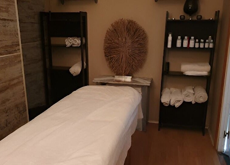 Sala de masaje acogedora en The Salon Benalmadena, Benalmádena, Andalucía, ES, con decoración relajante.