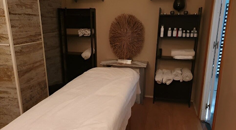 Sala de masaje acogedora en The Salon Benalmadena, Benalmádena, Andalucía, ES, con decoración relajante.