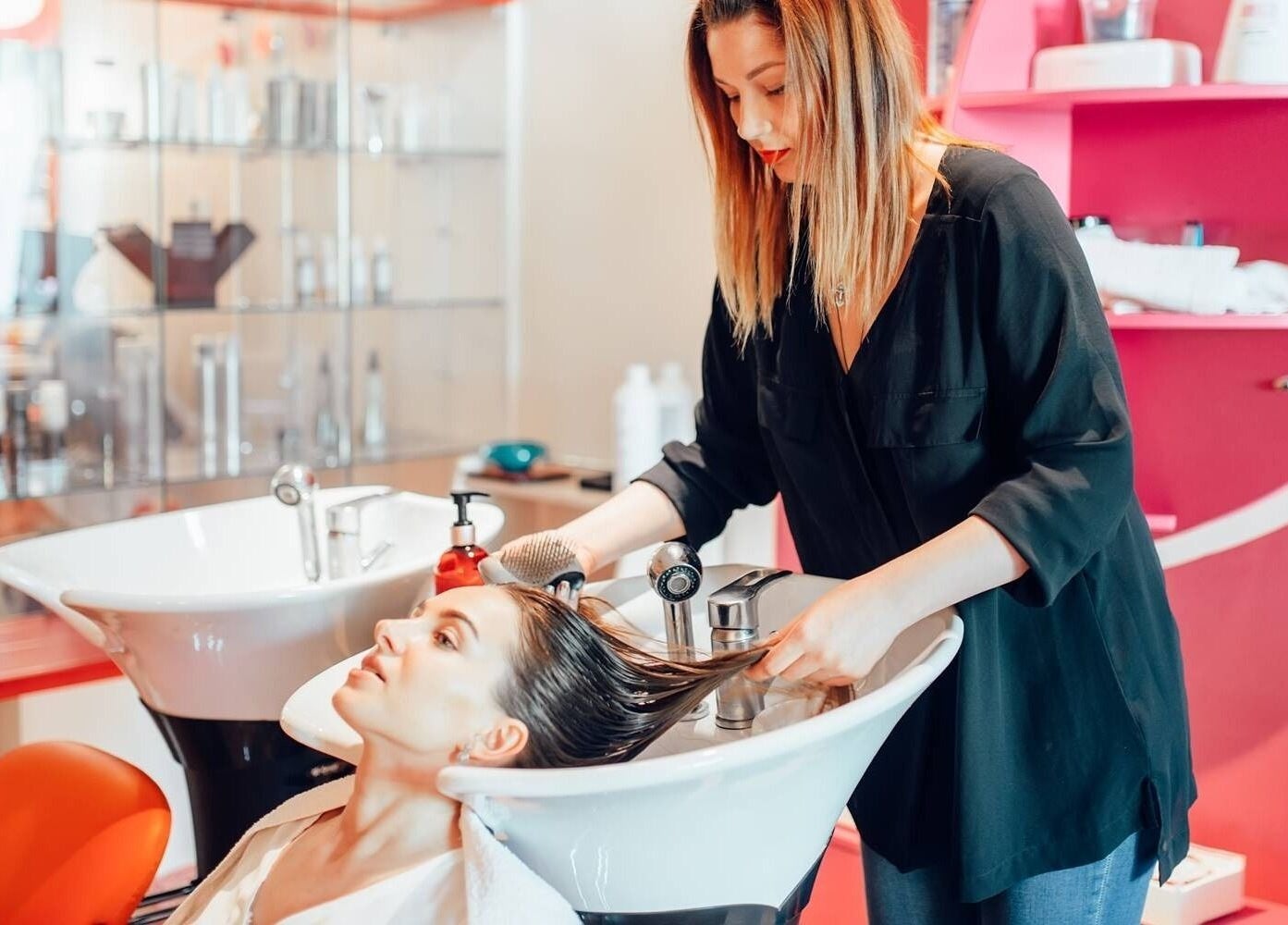 Tratamiento capilar relajante en The Salon Benalmadena, Benalmádena, Andalucía, ES.