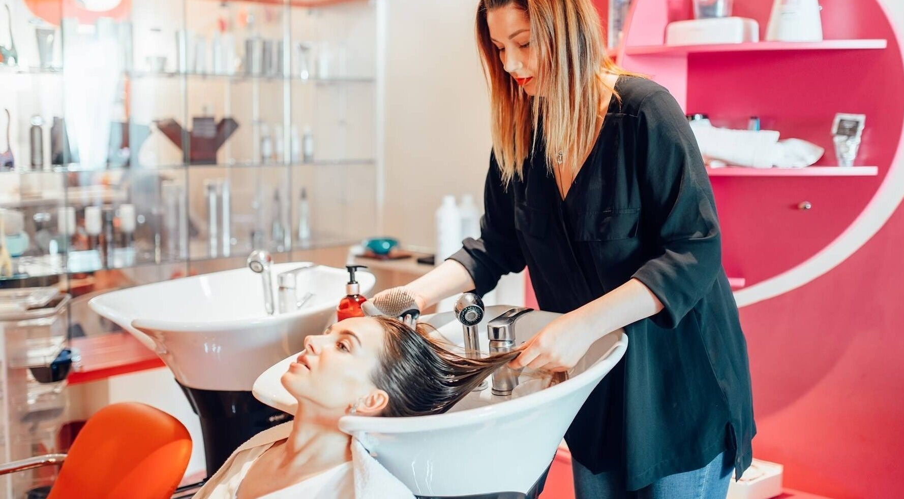 Tratamiento capilar relajante en The Salon Benalmadena, Benalmádena, Andalucía, ES.