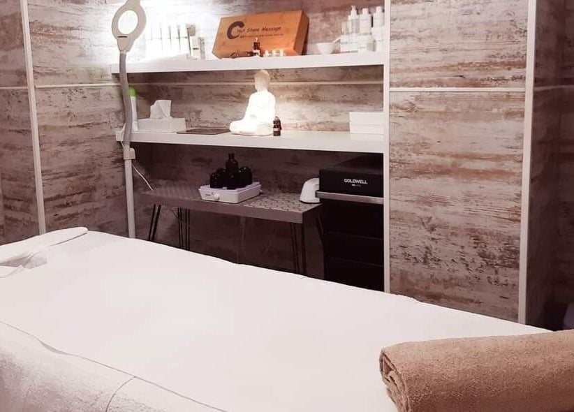 Sala de tratamiento en The Salon Benalmadena, Benalmádena, Andalucía, ES. Decoración cálida y acogedora.