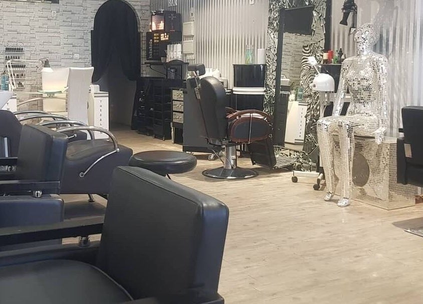 Interior moderno de The Salon Benalmadena, Benalmádena, Andalucía, ES, con sillas elegantes y decoración única.