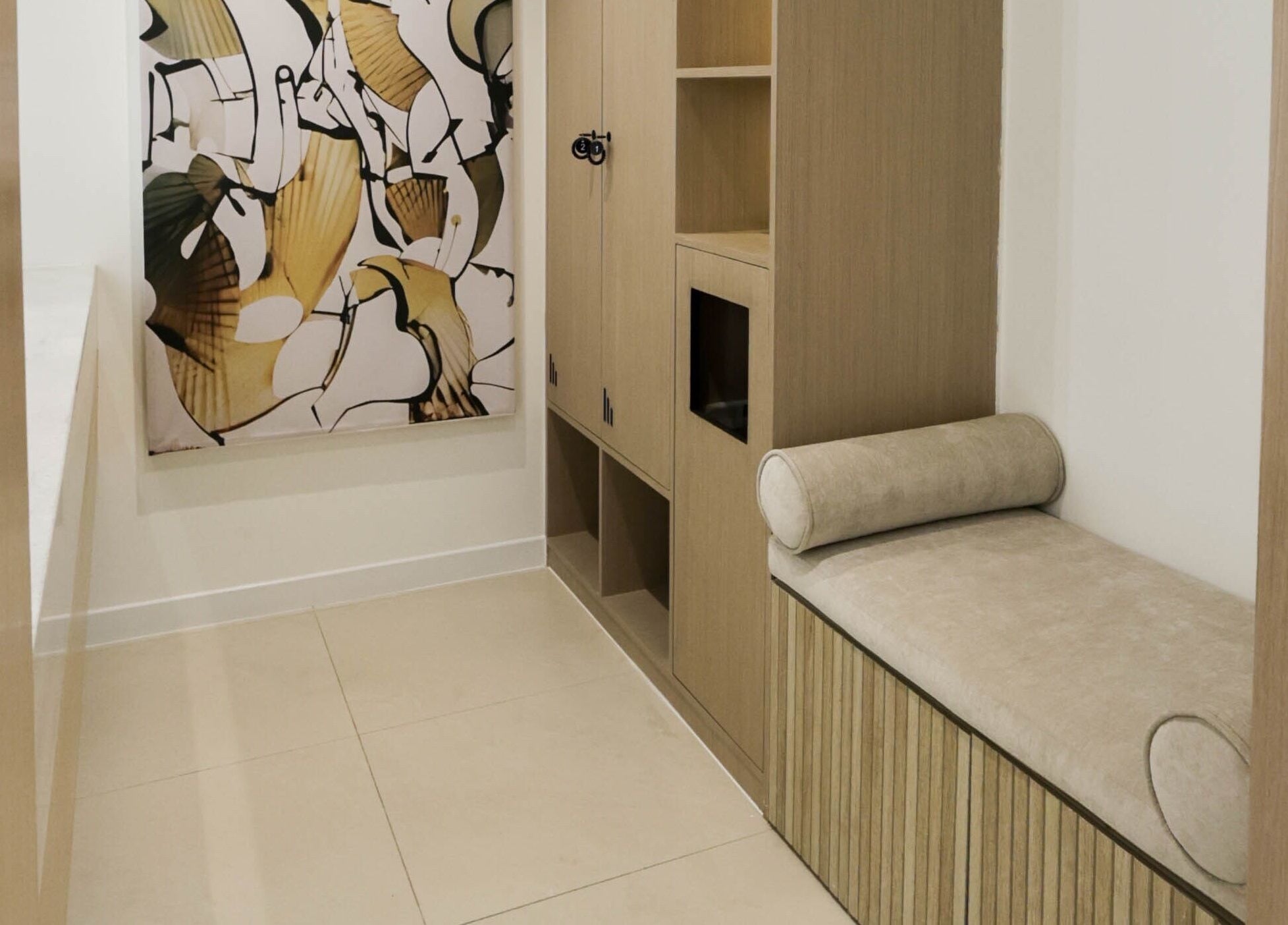 Elegant sitting area in Antibes Salon Riffa, with abstract art in Riffa, BH.