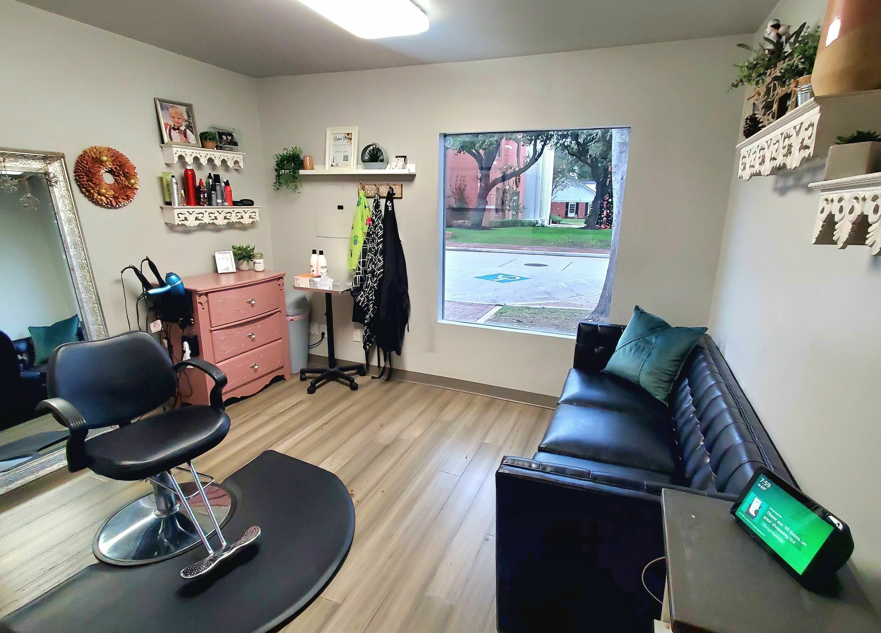 Cozy interior of Live Oak Salon in Katy, Texas, US, featuring styling chair, mirror, and modern decor.