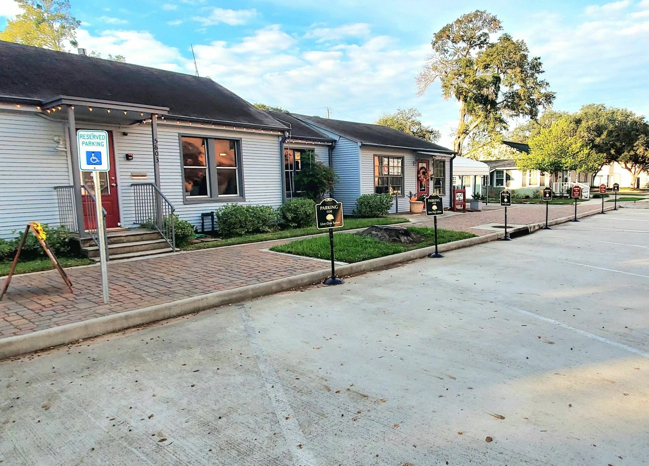 Live Oak Salon entrance in Katy, Texas, US with convenient parking and inviting atmosphere.