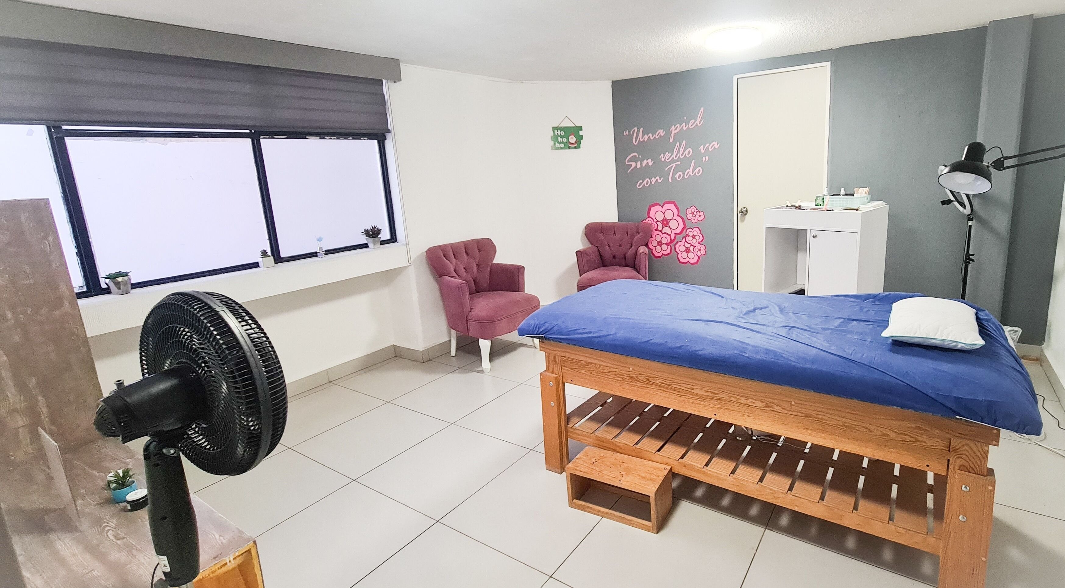 Sala de tratamiento en Wax And Lux Centro, Pachuca de Soto, Hidalgo, MX, con cómodas sillas y cama de masaje.