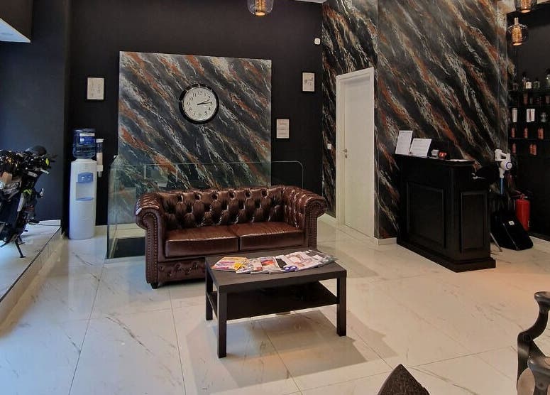 Interno raffinato di Barber Lounge con divano in pelle a Milano, Lombardia, IT.