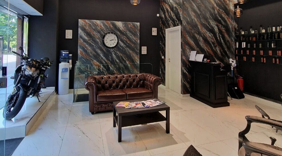 Interno raffinato di Barber Lounge con divano in pelle a Milano, Lombardia, IT.