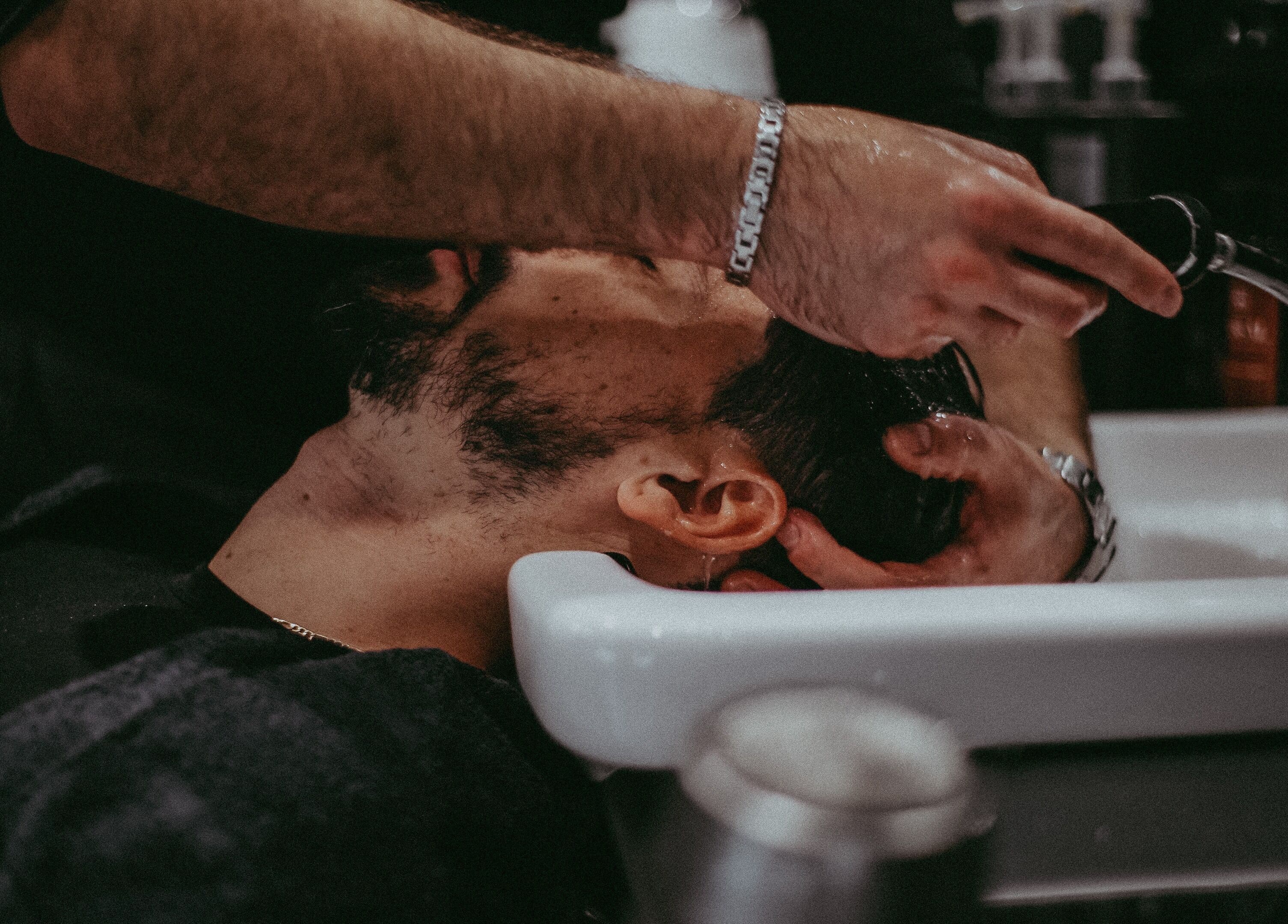 Lavaggio capelli presso Barber Lounge a Milano, Lombardia, IT. Esperienza di relax e stile.