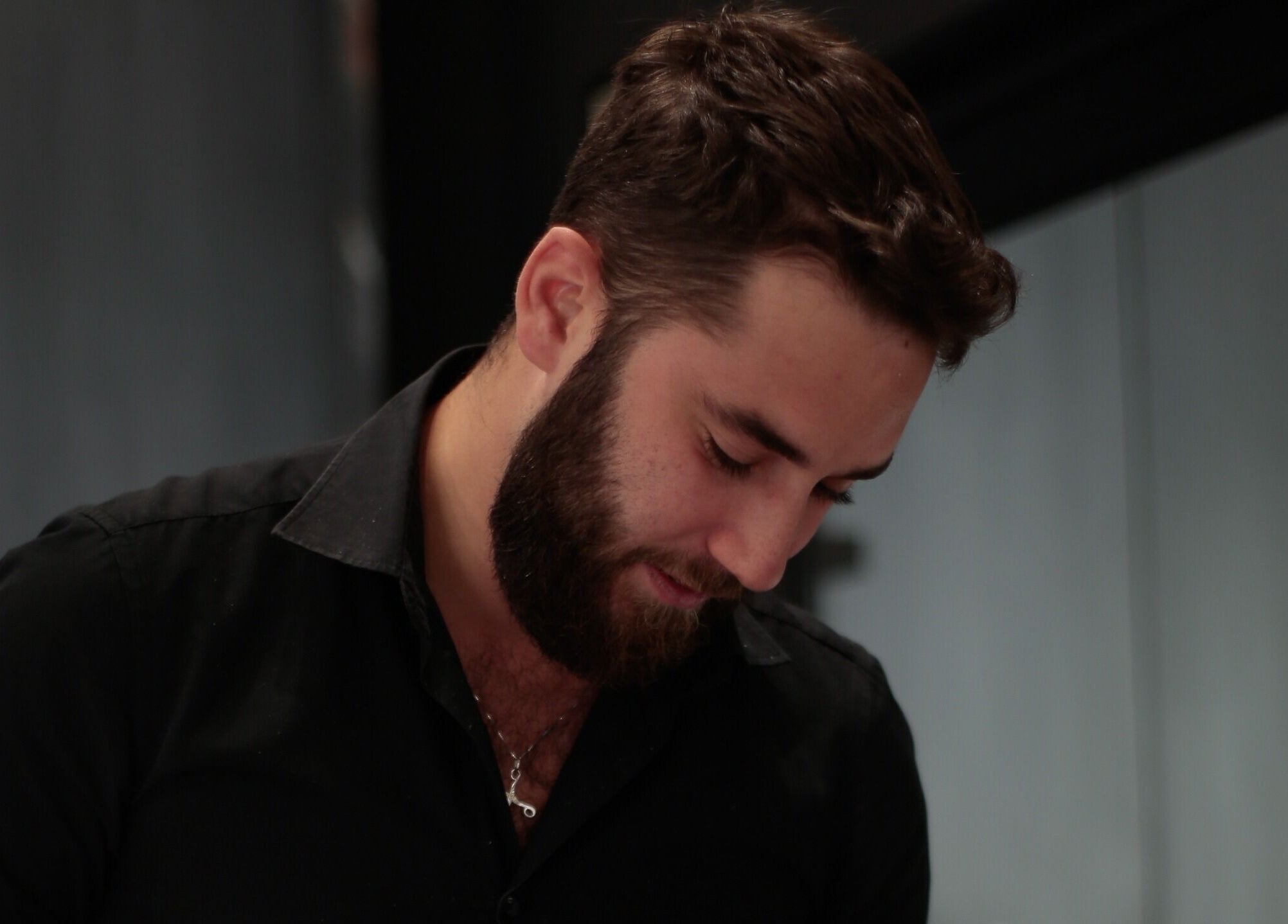 Barbiere al lavoro presso Barber Lounge, Milano, Lombardia, IT.