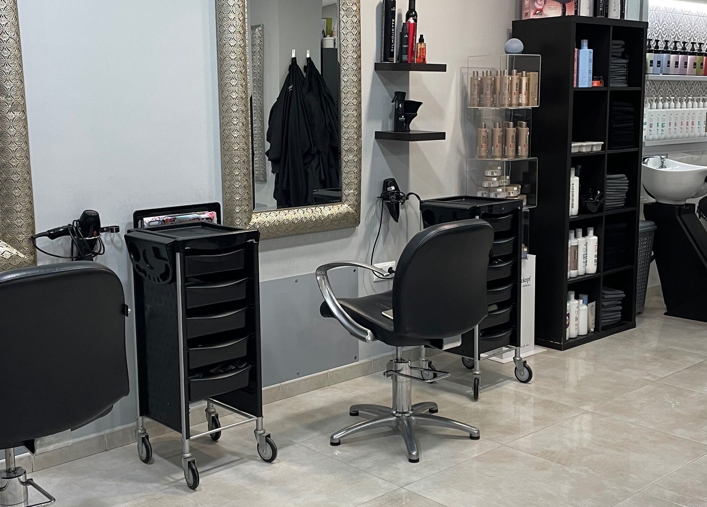 Elegant styling area at Gemini Salon in Calvià, Illes Balears, ES, featuring sleek chairs and professional equipment.