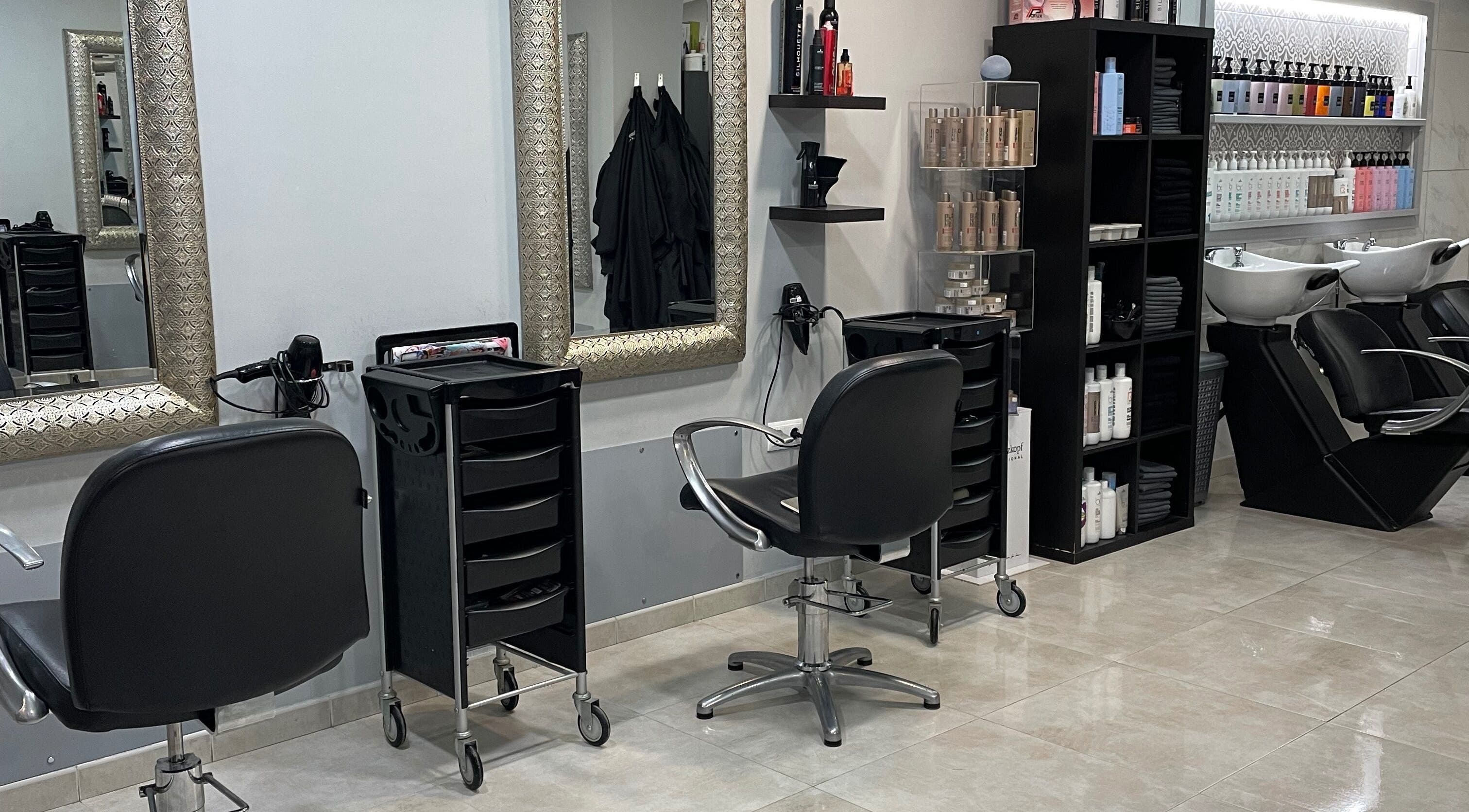 Elegant styling area at Gemini Salon in Calvià, Illes Balears, ES, featuring sleek chairs and professional equipment.