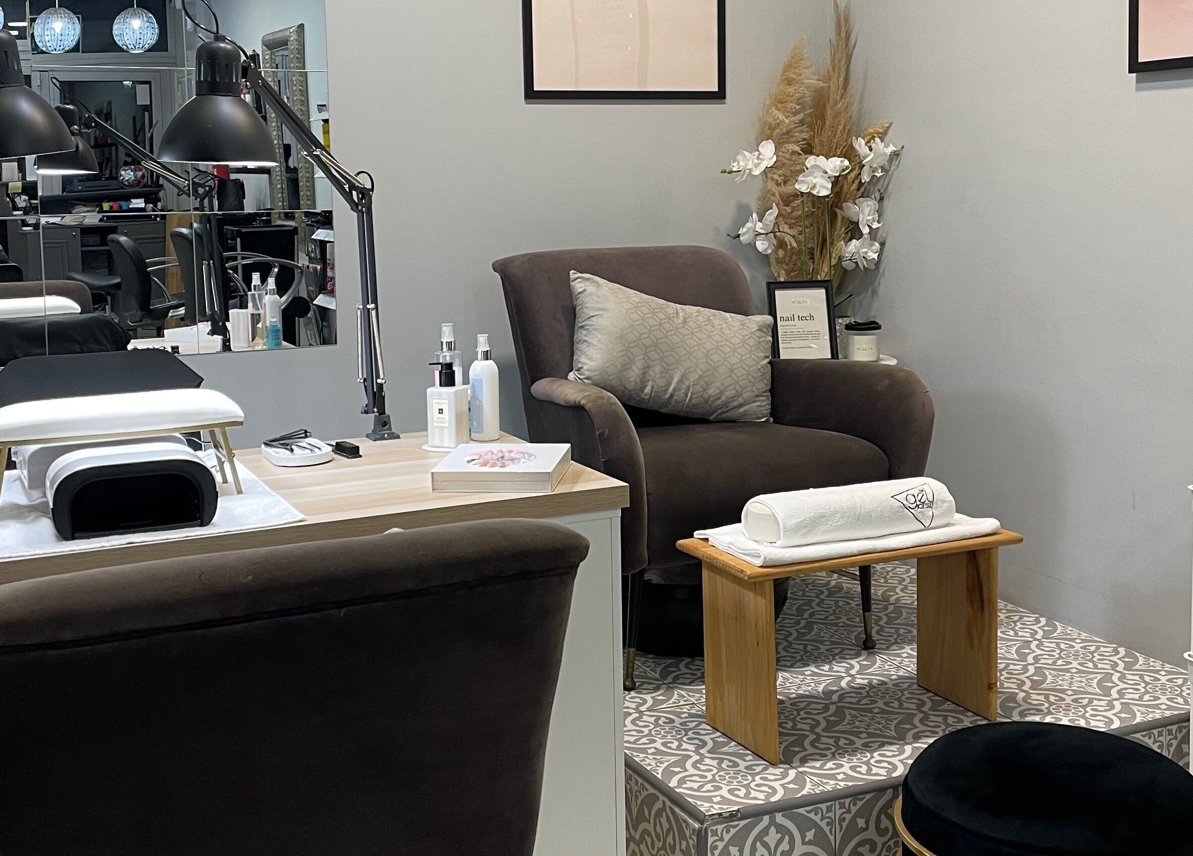 Elegant manicure setup at Gemini Salon, Calvià, Illes Balears, ES, featuring plush seating and modern decor.