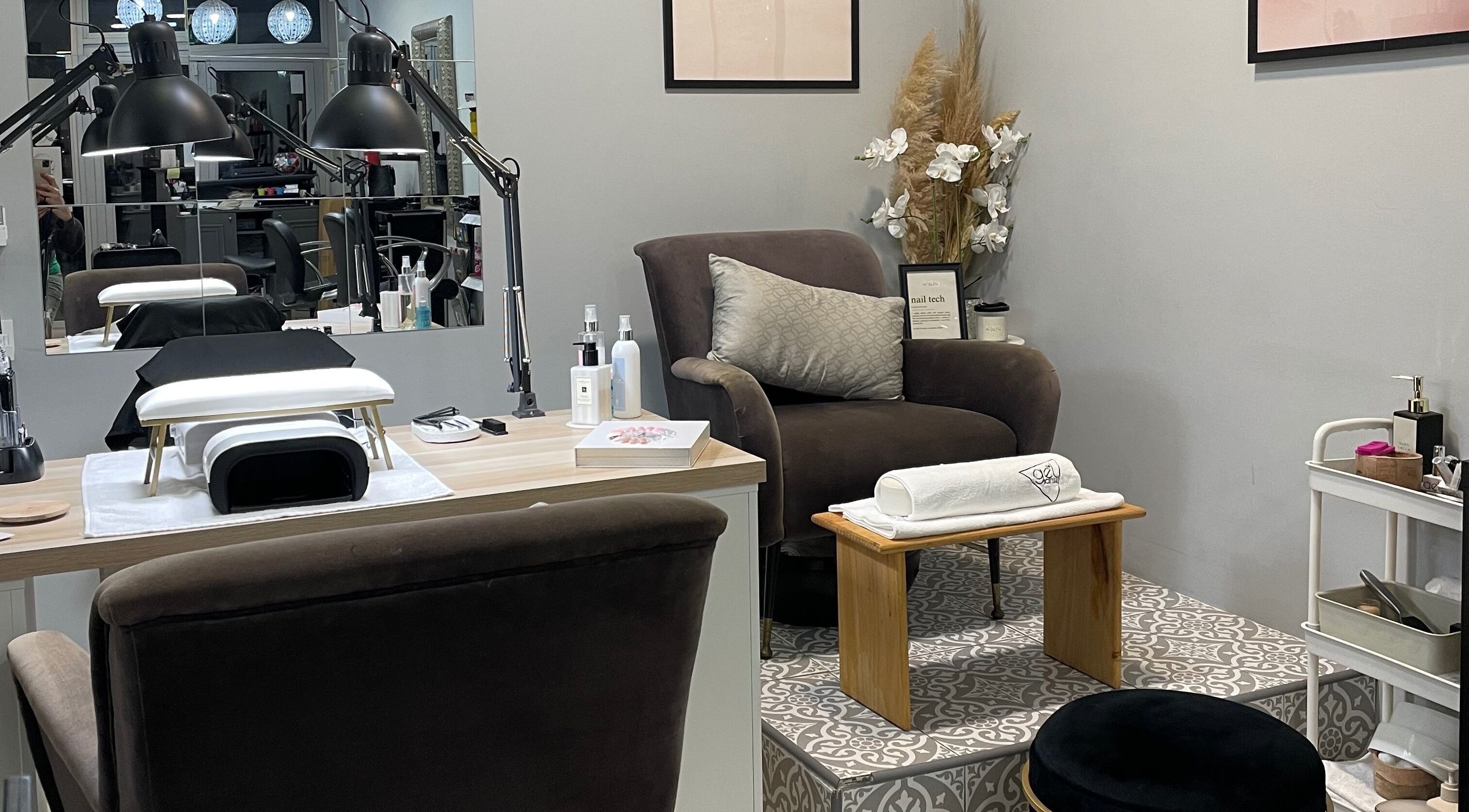 Elegant manicure setup at Gemini Salon, Calvià, Illes Balears, ES, featuring plush seating and modern decor.