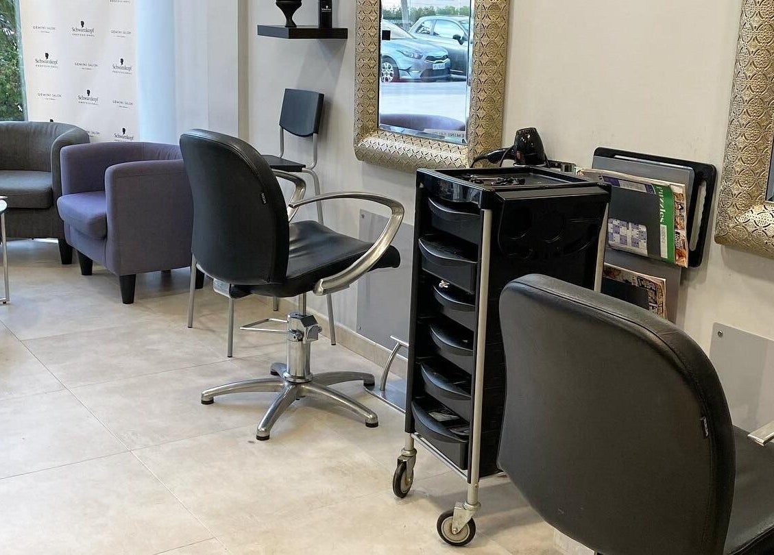 Elegant interior of Gemini Salon in Calvià, Illes Balears, ES, showcasing stylish chairs and mirrors.