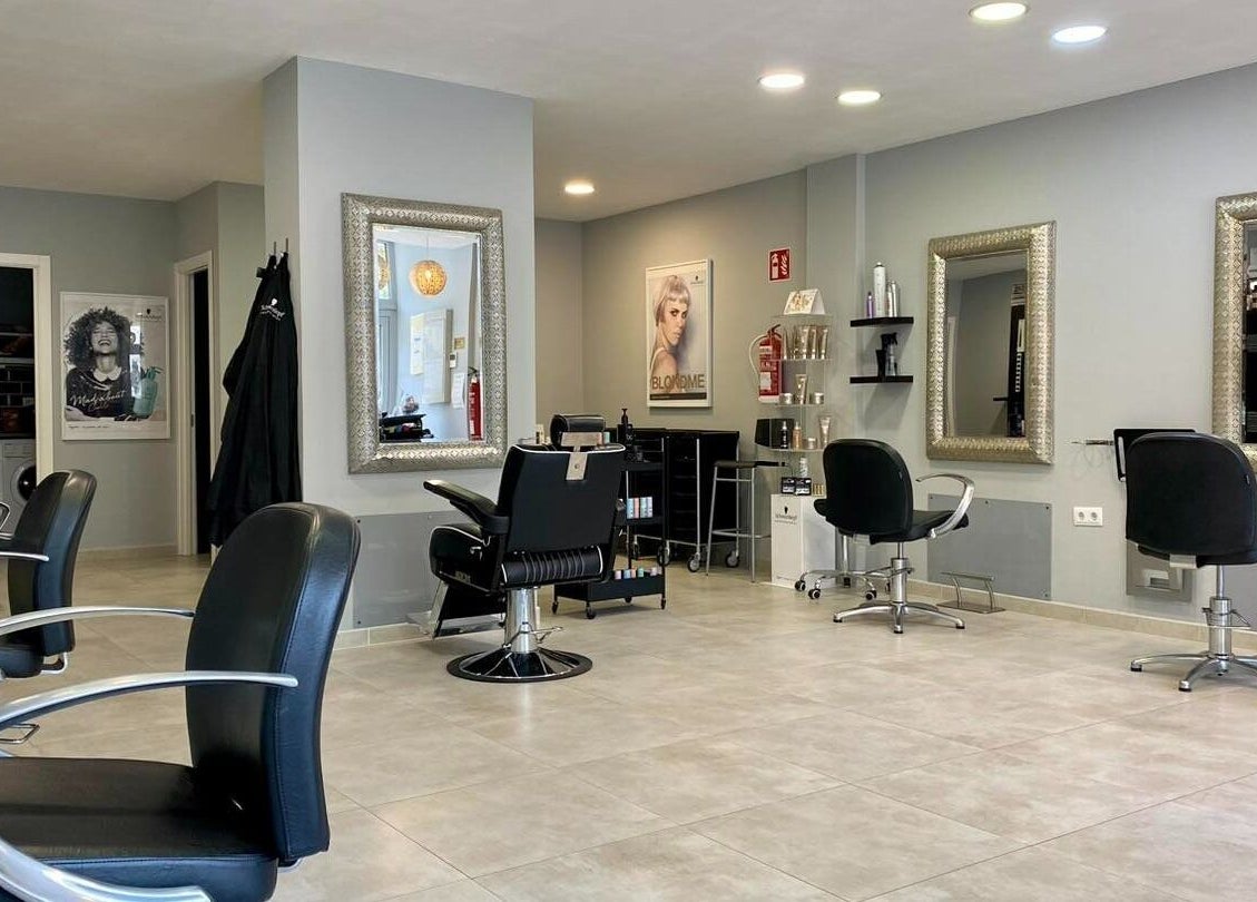 Interior view of Gemini Salon in Calvià, Illes Balears, ES with stylish chairs and mirrors.