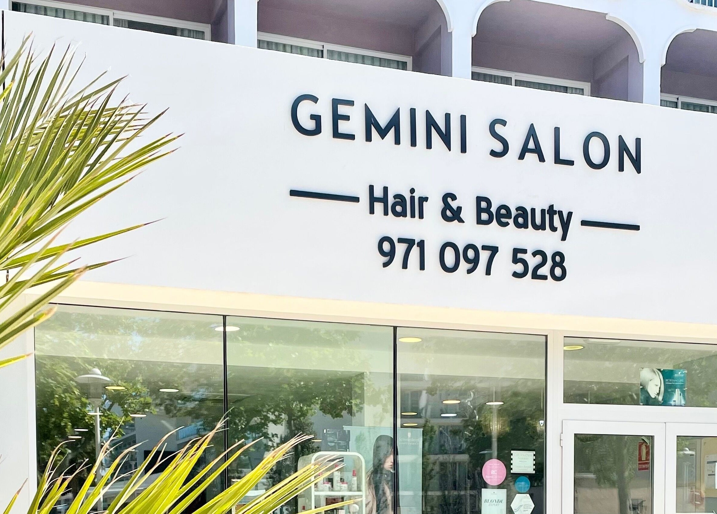 Front view of Gemini Salon located in Calvià, Illes Balears, ES, showcasing elegant signage and entrance.