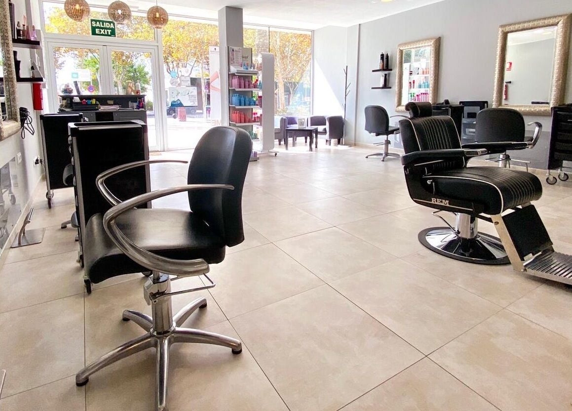 Spacious interior of Gemini Salon in Calvià, Illes Balears, ES with modern chairs and large mirrors.