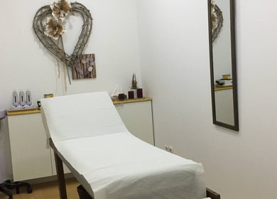 Sala de tratamento serena no Atena Hair Style & Spa, Porto, Porto, PT, com decoração acolhedora.