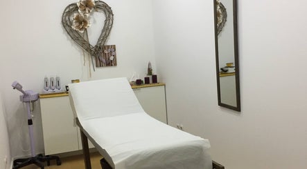 Sala de tratamento serena no Atena Hair Style & Spa, Porto, Porto, PT, com decoração acolhedora.