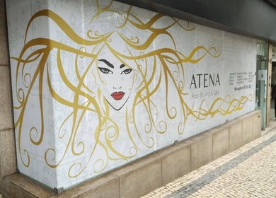 Entrada da Atena Hair Style & Spa em Porto, Porto, PT, com ilustração artística vibrante na vitrine.