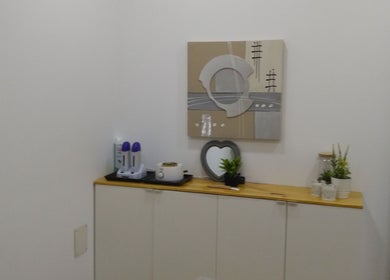 Decoração minimalista em Atena Hair Style & Spa, Porto, PT com plantas e arte moderna.