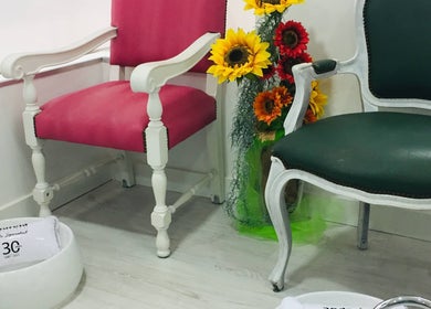 Cadeiras elegantes na Atena Hair Style & Spa, Porto, PT, com decoração floral vibrante.