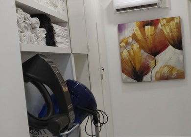 Interior moderno de Atena Hair Style & Spa em Porto, PT, com toalhas e decoração artística.