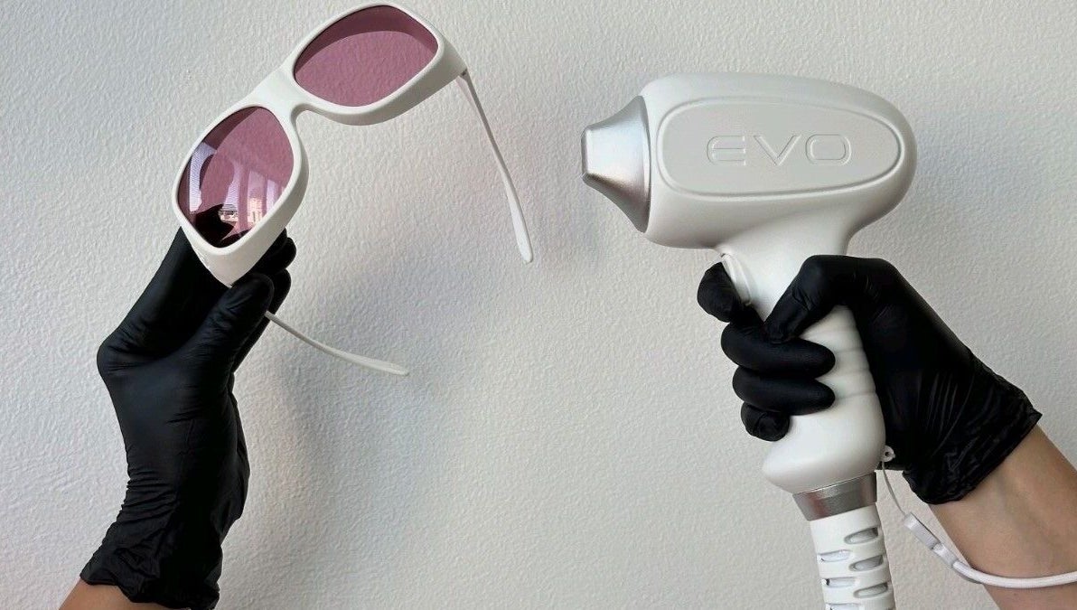 Equipo de depilación láser en The Luxe Room, Bayamón, Bayamón, PR, con guantes negros y gafas de protección.