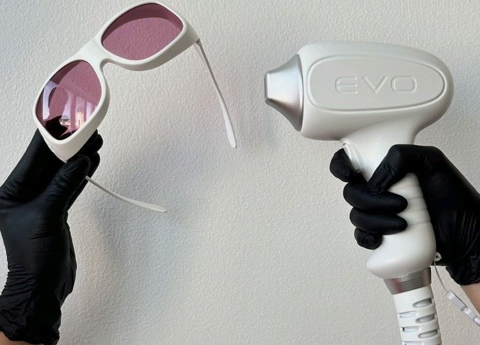 Equipo de depilación láser en The Luxe Room, Bayamón, Bayamón, PR, con guantes negros y gafas de protección.