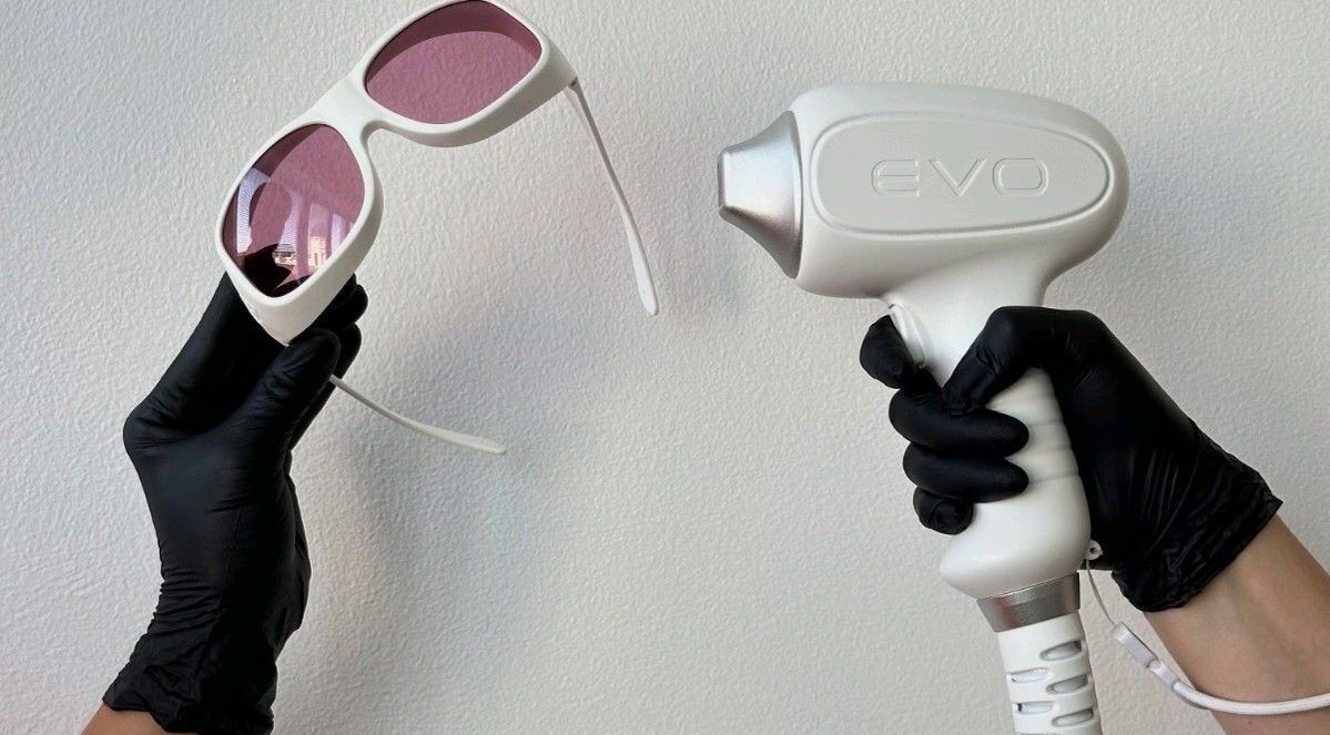 Equipo de depilación láser en The Luxe Room, Bayamón, Bayamón, PR, con guantes negros y gafas de protección.