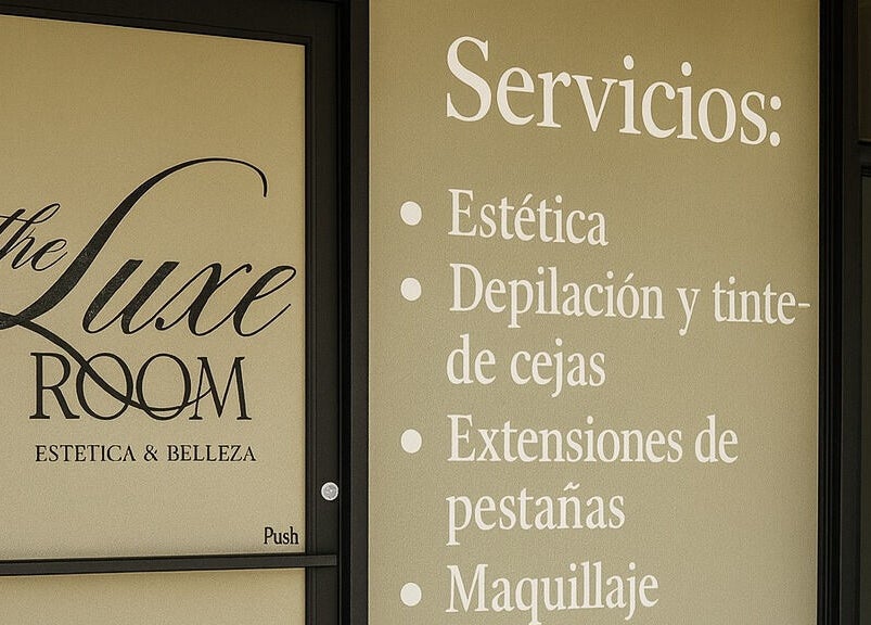 Puerta de The Luxe Room en Bayamón, Bayamón, PR mostrando servicios estéticos disponibles.