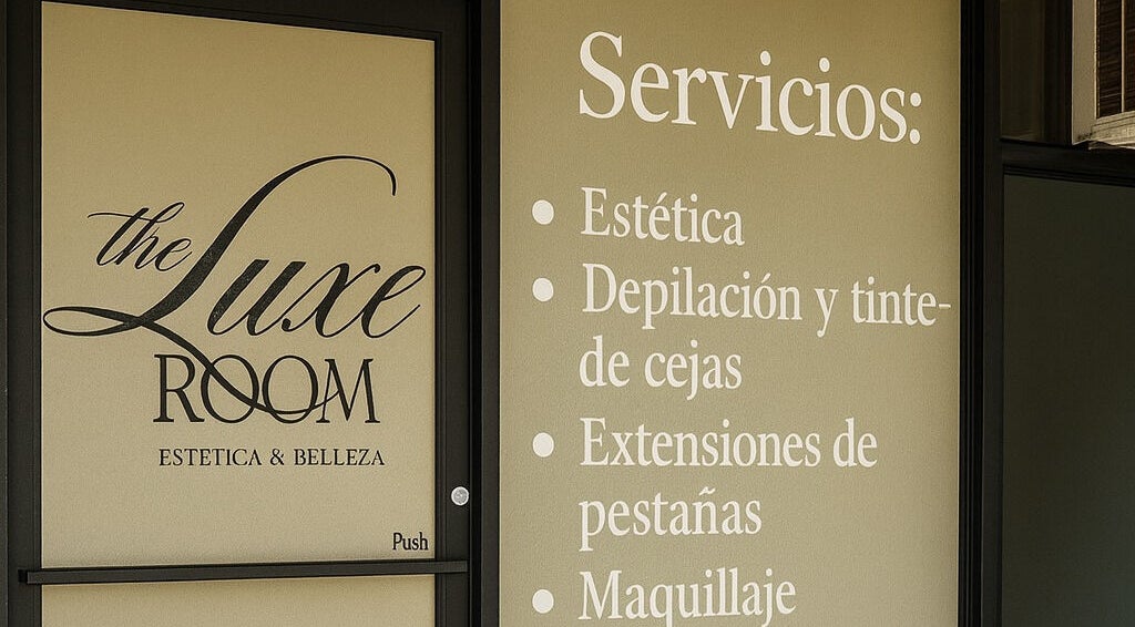 Puerta de The Luxe Room en Bayamón, Bayamón, PR mostrando servicios estéticos disponibles.