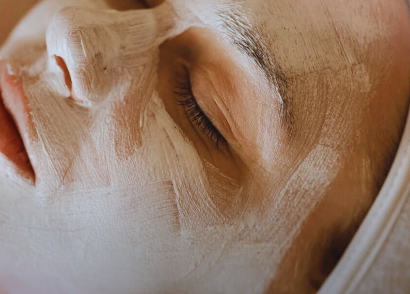 Tratamiento facial en The Luxe Room, Bayamón, Bayamón, PR, resaltando cuidado y relajación.