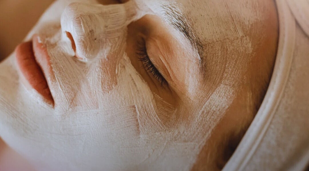 Tratamiento facial en The Luxe Room, Bayamón, Bayamón, PR, resaltando cuidado y relajación.