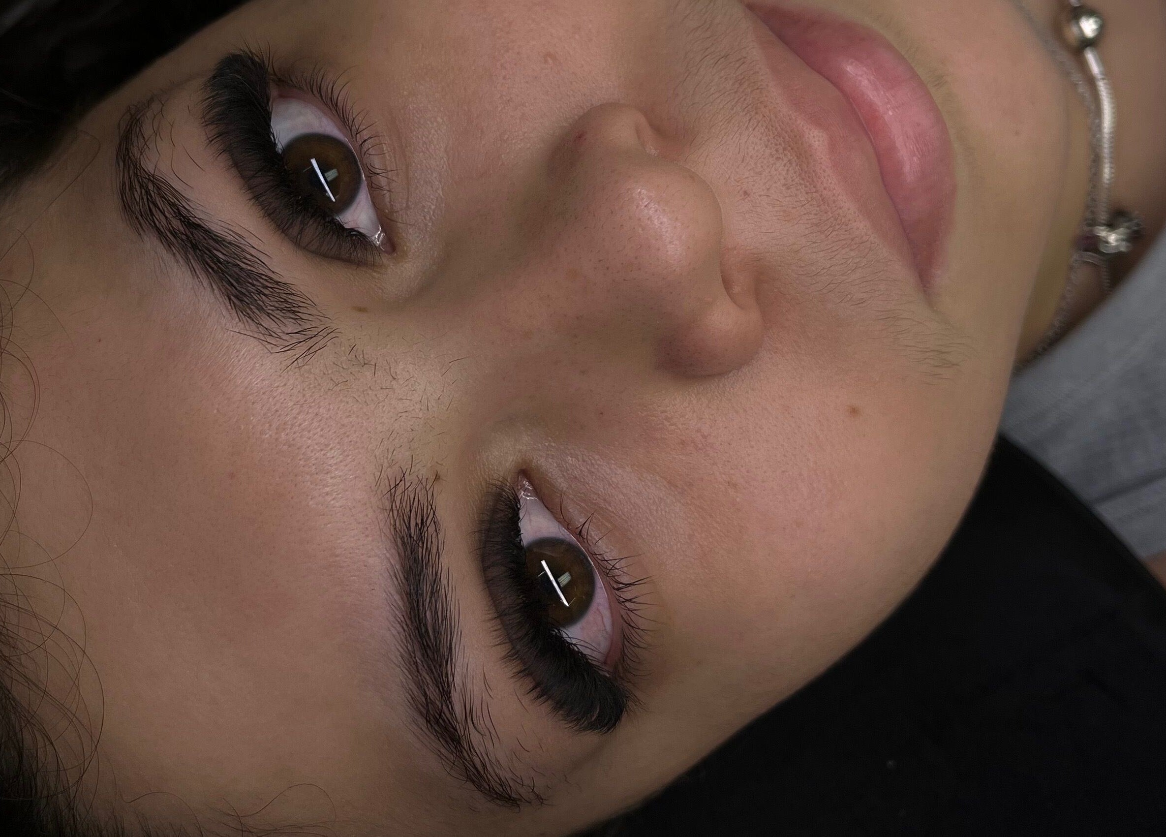 Mujer con extensiones de pestañas en The Luxe Room, Bayamón, Bayamón, PR.