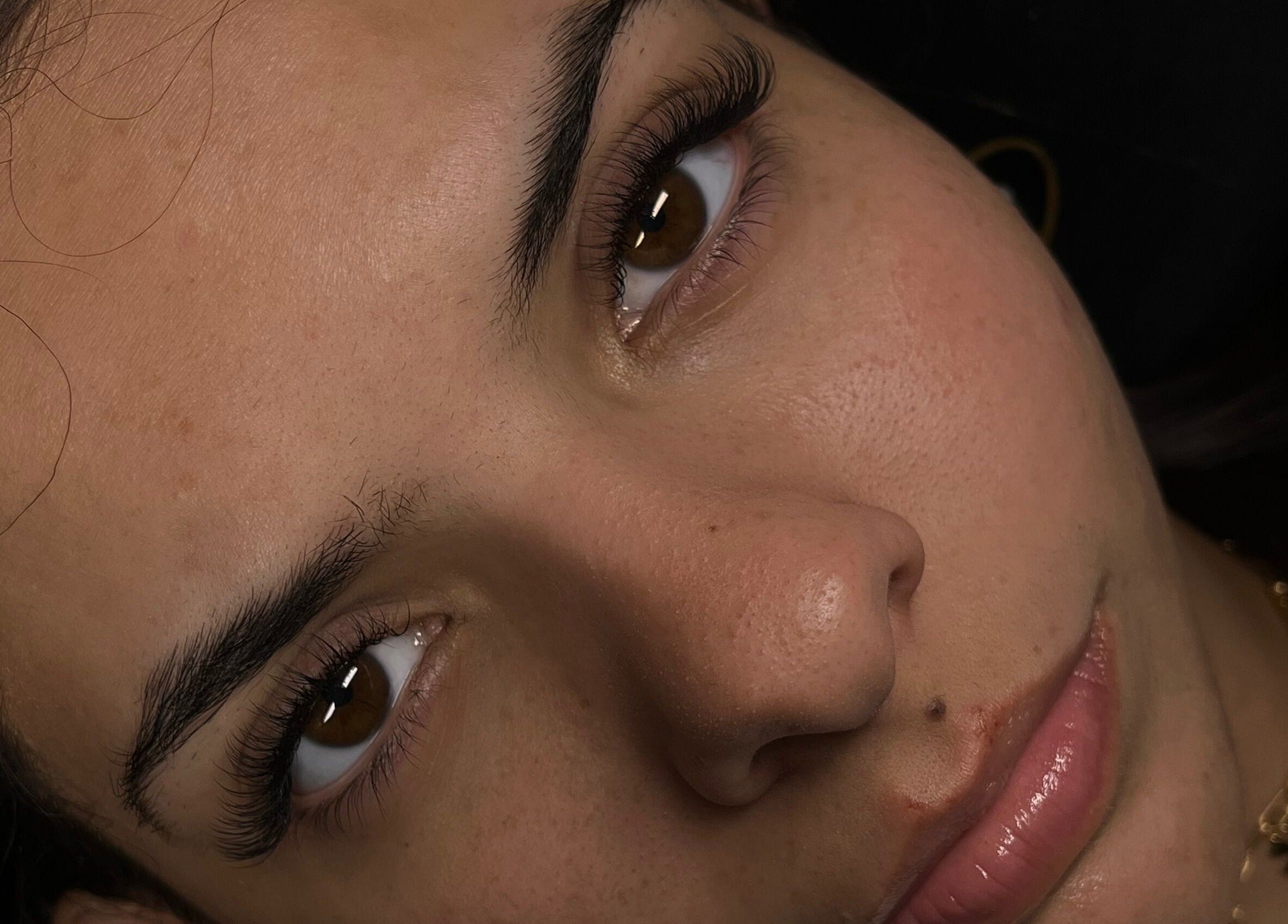 Primer plano de rostro sereno en The Luxe Room, Bayamón, Bayamón, PR, destacando cejas y pestañas.