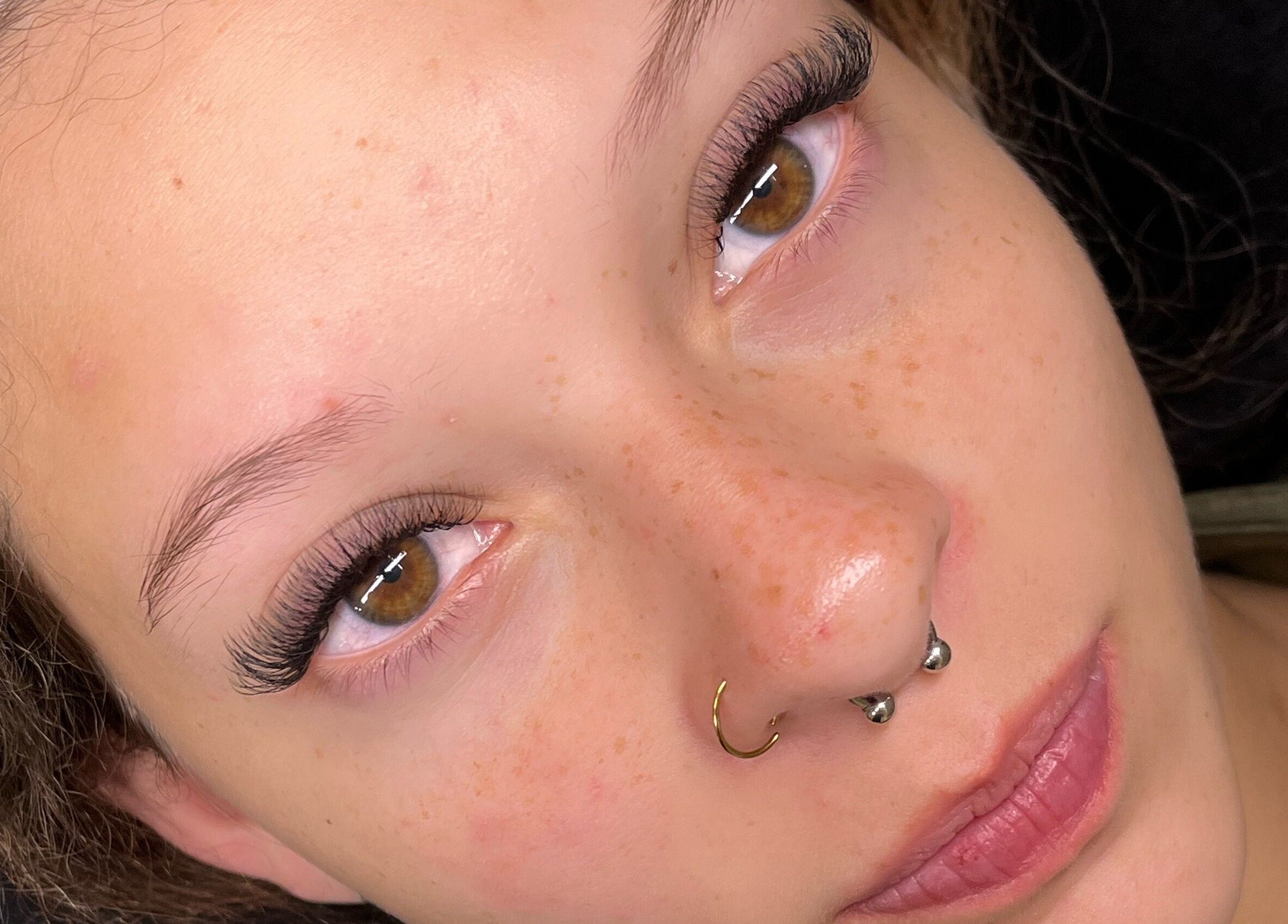 Extensiones de pestañas de The Luxe Room, Bayamón, Bayamón, PR, realzando la belleza de una cliente.