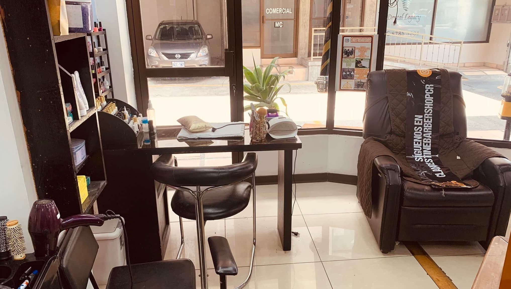 Estación de trabajo en Clandestine Barber Shopvip001 en San Vicente, San José, CR, con silla y herramientas.