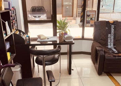 Estación de trabajo en Clandestine Barber Shopvip001 en San Vicente, San José, CR, con silla y herramientas.