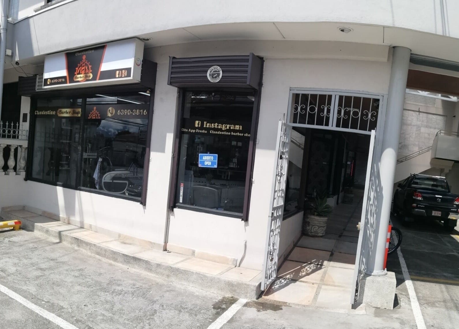Fachada de Clandestine Barber Shopvip001 en San Vicente, San José, CR, mostrando su entrada moderna.